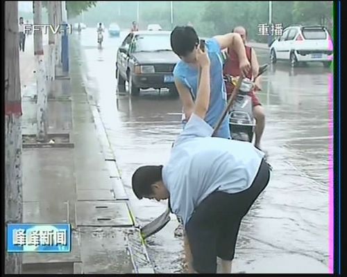 区城管疏通积水保畅通